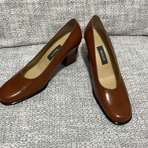 BALLY - NWOB -Dark Carmel color leather pumps 7.5 - Made in England -gorgeous.